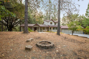 Mountain Retreat with Hot Tub & Pool Table - 1 hour from Squaw Valley Resort!